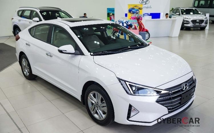 Hyundai Elantra 1.6 AT