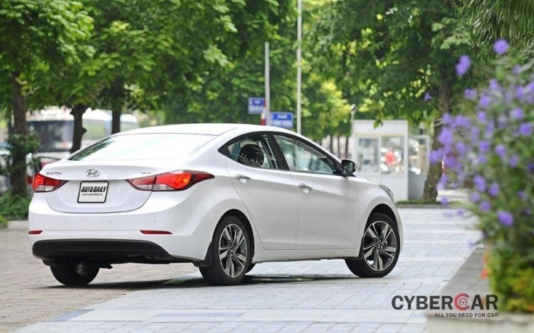 Hyundai Elantra 1.8 AT