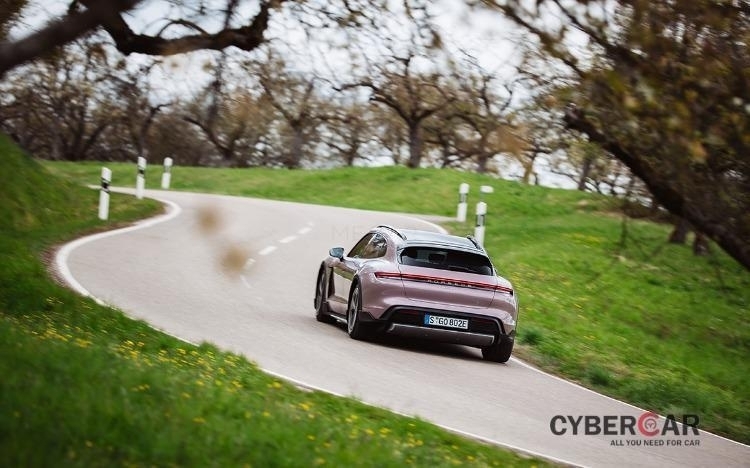Porsche Taycan 4 Cross Turismo