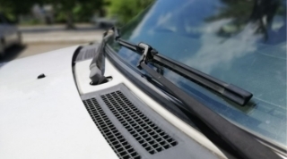 3 bước đơn giản để rửa sạch cần gạt kính chắn gió xe ô tô