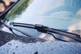 Bao lâu thì nên thay cần gạt mưa ô tô?