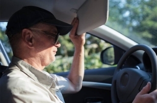 Bỏ túi kinh nghiệm chống chói mắt khi lái xe vào ban ngày