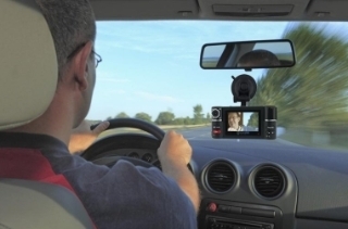 Có nên lắp camera hành trình cho ô tô?