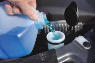 Có nên tự pha nước rửa kính ô tô tại nhà?