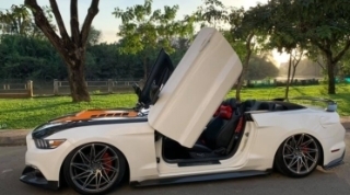 Đánh giá nhanh Ford Mustang mui trần độ body kit carbon cùng cửa cắt kéo Lamborghini ở Sài thành