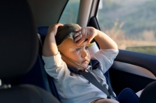 Đâu là giải pháp ngăn ngừa nguy cơ say nóng của trẻ nhỏ khi bị quên trong xe ô tô?
