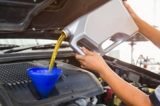 Hướng dẫn các bước thay dầu nhớt ô tô tại nhà