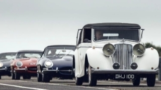 Jaguar Land Rover mang 26 xe kỷ niệm Đại lễ Bạch kim của Nữ hoàng Anh