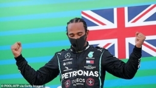 Lewis Hamilton phá kỉ lục của Michael Schumacher, trở thành tay đua F1 đầu tiên 156 lần về đích trong top 3