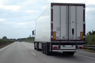 Mẹo lái ô tô giúp 'sống chung' với điểm mù của xe tải