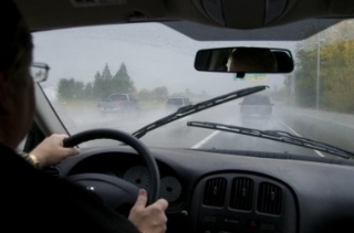 Những điều cần lưu ý khi lái ô tô dưới trời mưa lớn