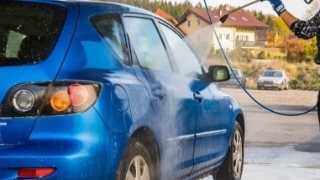 Những dụng cụ rửa xe ô tô tại nhà: Không thể thiếu vòi xịt thông minh!
