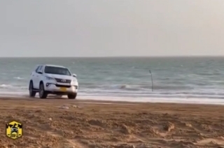 Pha drift của Toyota Fortuner trên cát và cái kết 'cười ra nước mắt'