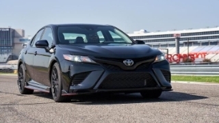 Review, giá cả và các thông số kĩ thuật của Toyota Camry 2021  