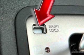 Tác dụng của nút Shift Lock trên xe ô tô ít ai biết
