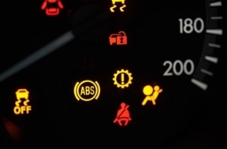 Tại sao phanh ABS là trang bị tiêu chuẩn trên các mẫu xe ngày nay?