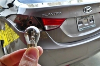 Thay đèn hậu xe ô tô tại nhà, tự bảo dưỡng xe mùa Covid-19