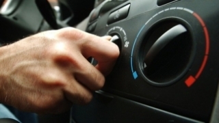 Thói quen xấu của nhiều tài xế: bật điều hòa ngay khi vào xe và chĩa thẳng vào người