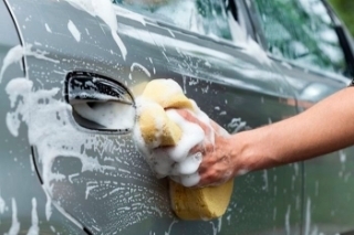 Tự rửa ô tô tại nhà có thể khiến xe dễ hỏng hơn?
