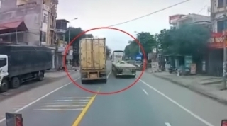 Video: 2 xe container rượt đuổi, chèn ép nhau trên quốc lộ 1A khiến người đi đường kinh hãi