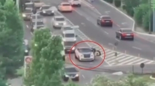 Video: Hết xăng ngay tại vòng xuyến, chiếc xe siêu sang Rolls-Royce Wraith gây ùn tắc giao thông