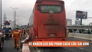 Xe khách leo dải phân cách cầu Sài Gòn, gây kẹt xe nghiêm trọng