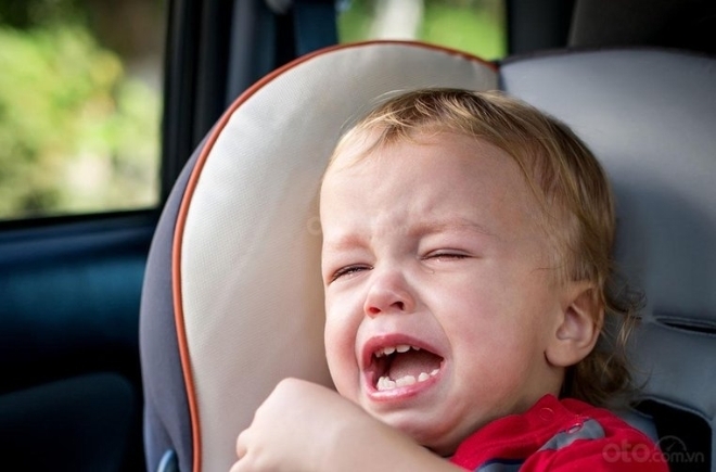 12 mẹo giúp trẻ ngừng khóc khi di chuyển trên xe ô tô