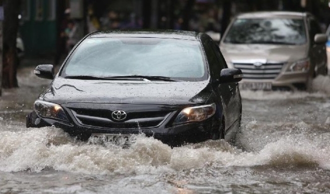 7 điều cần lưu ý trước khi quyết định lái xe vượt qua con đường ngập nước