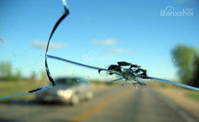Bạn nên thay thế hay sửa chữa kính lái bị nứt?