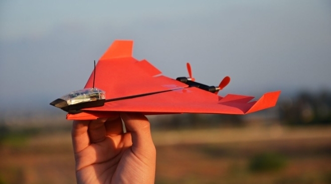 Bộ kit này có thể khiến máy bay giấy bay lượn thông minh, đạt tốc độ 32 km/h trên trời