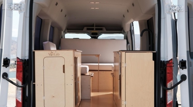 Bộ kit tiện dụng, dễ lắp ráp này cho phép bạn chuyển đổi xe van thành xe cắm trại