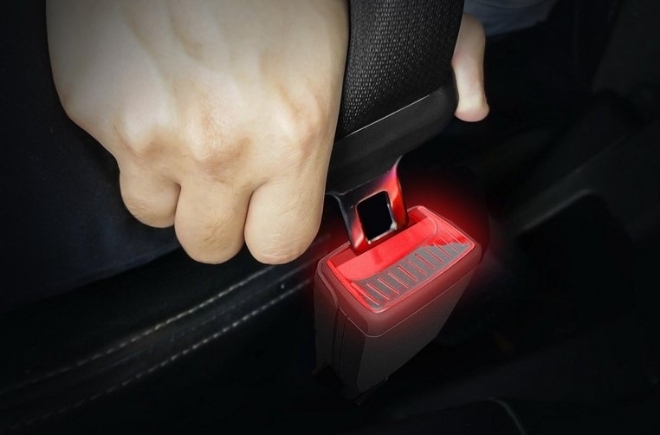 Các hãng ô tô nên lắp đèn phát sáng chốt dây an toàn, vì sao?