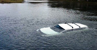 Các kỹ năng để thoát hiểm khi ô tô rơi chìm xuống nước