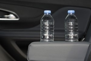 Cẩn trọng khi uống nước khoáng đóng chai nhựa để trên xe ô tô quá lâu