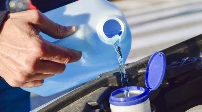 Chia sẻ cách dùng nước rửa kính ô tô cực hay mà không phải ai cũng biết
