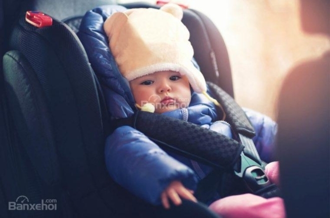 Cho trẻ nhỏ đi ô tô: Cài dây an toàn và tuyệt đối không mặc áo khoác dày