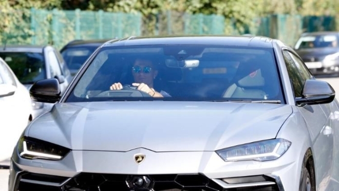 Chưa mang dàn siêu xe qua Anh, Ronaldo cầm lái Lamborghini Urus trong ngày đầu tiên đến sân tập của MU