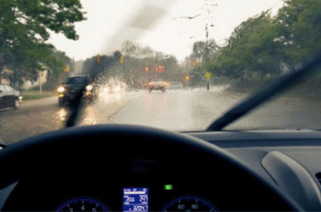 Có nên rửa xe sau khi trời mưa?