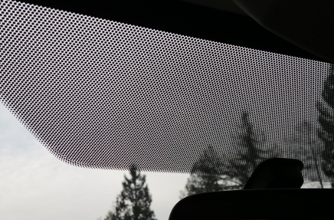 Công dụng của dải chấm tròn đen trên cửa kính chắn gió ô tô