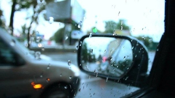 Đánh bay nước mưa bám trên gương và cửa sổ xe ô tô với vật dụng dưới 15.000 đồng