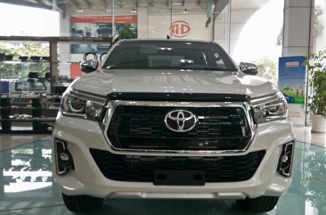 Giá lăn bánh xe Toyota Hilux 2019 sau khi tăng phí trước bạ