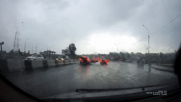 Hai tia sét đánh liên tiếp vào xe hơi, thế mới biết lái xe vào mùa mưa nguy hiểm không kém