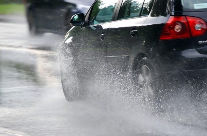 Hiện tượng 'trượt nước': Nỗi ám ảnh thường trực của tài xế khi trời mưa