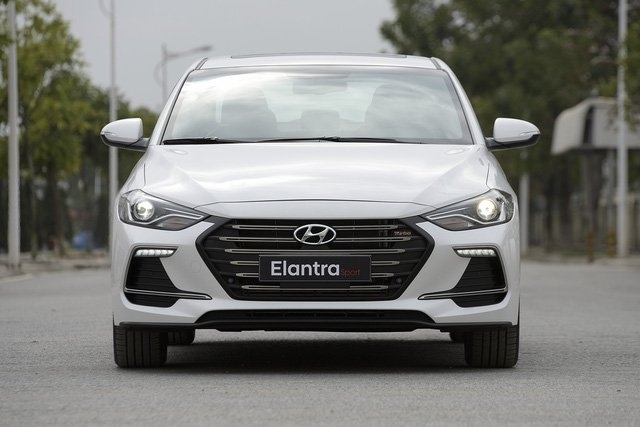 Hyundai Elantra Sport 2018 và bản tiêu chuẩn khác nhau thế nào qua ảnh?