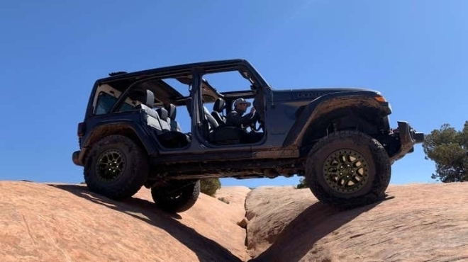 Jeep tung ra gói nâng cấp Xtreme Recon cho Jeep Wrangler nhằm cạnh tranh với Ford Bronco Sasquatch