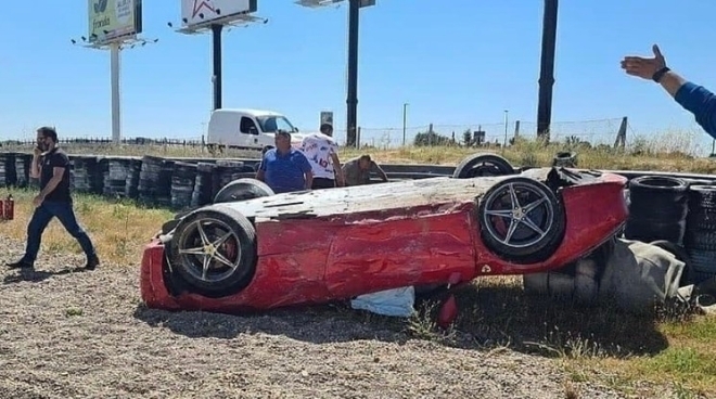 Kinh hãi trước đoạn phim camera hành trình của chiếc Ferrari 458 gặp tai nạn rồi lật ngửa