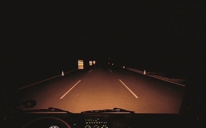 Kinh nghiệm lái xe an toàn vào ban đêm khi không có đèn đường