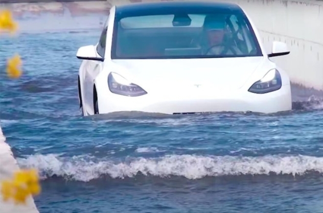 Lái xe Tesla bất chấp vượt lũ, lội nước như tàu ngầm: Tự tin hay mạo hiểm?