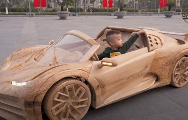 Làm Bugatti Centodieci bằng gỗ cho con trai, người cha Việt lên báo nước ngoài