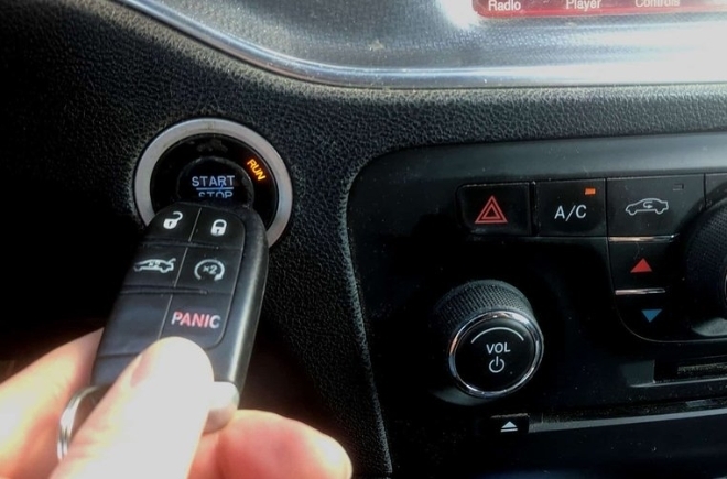 Làm sao để mở cửa, khởi động xe khi chìa khóa thông minh hết pin?